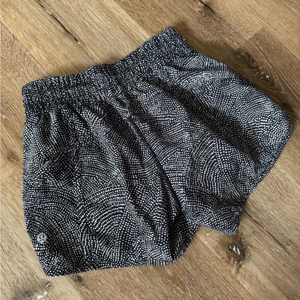 Lululemon Free Spirit Alpine White Black Tracker Short V *4” Size 4